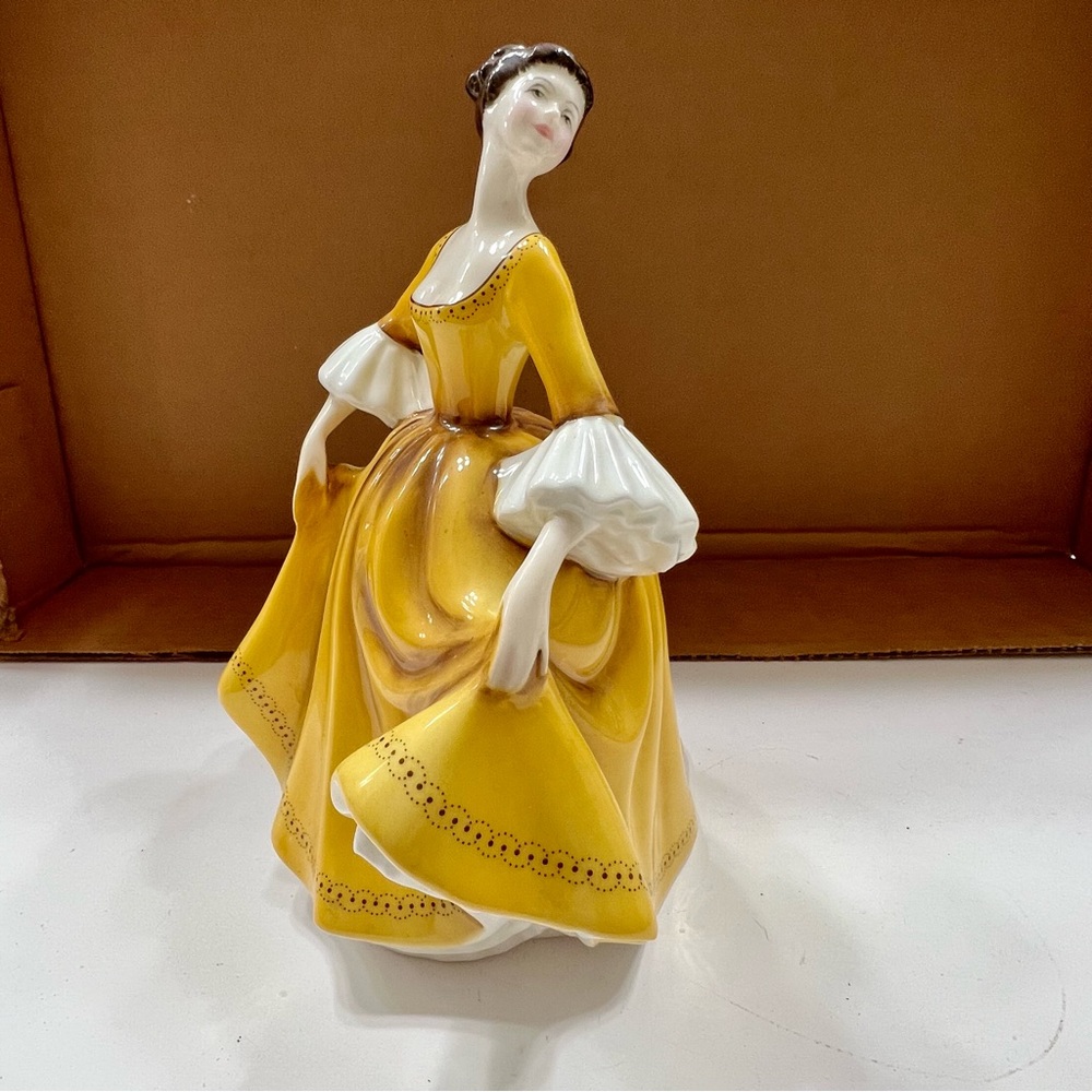 Vintage‎ Royal Doulton Ceramic Figurine 1976 "Stephanie" HN 2807
